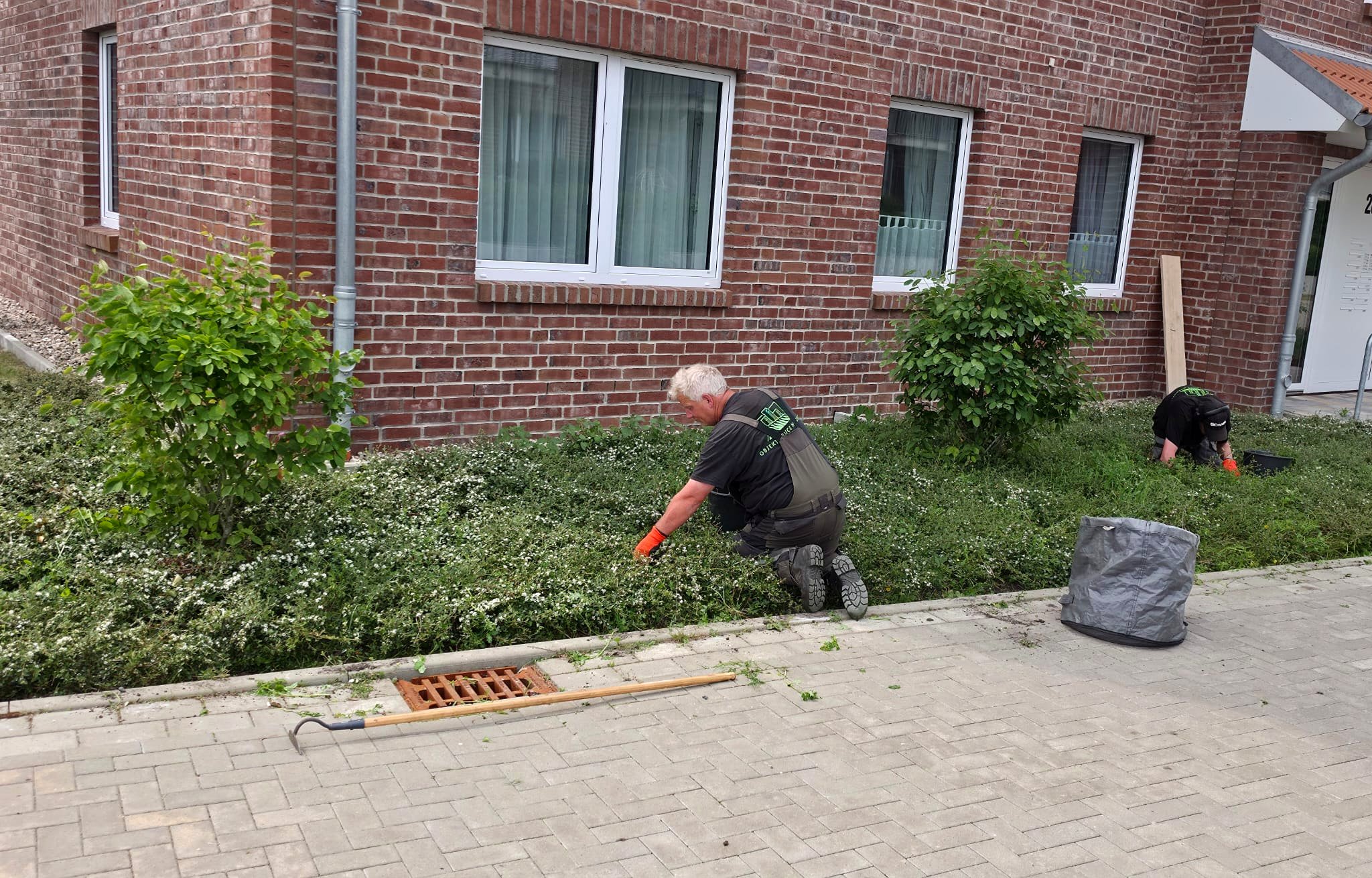 Mitarbeiter bei der Beetpflege