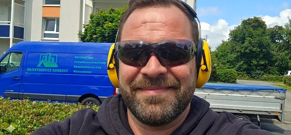 Thomas Widera, Inhaber Objektservice Nordost, vor dem Firmenfahrzeug