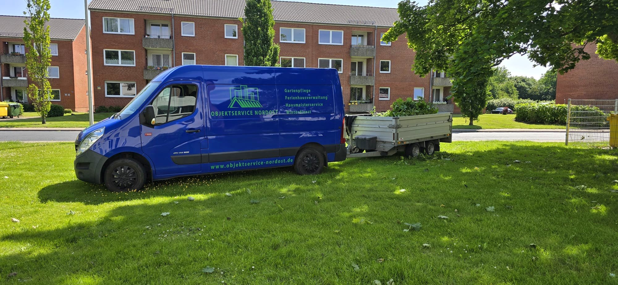 Firmenfahrzeug Objektservice Nordost mit Anhänger