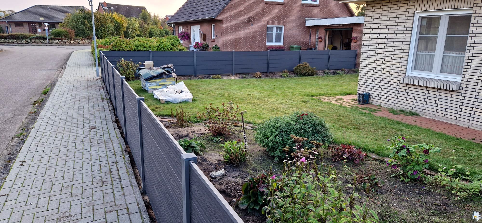 Neuer Zaun und Gartenpflege an Einfamilienhaus
